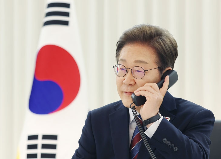 트럼프와 첫 통화하는 이재명 대통령