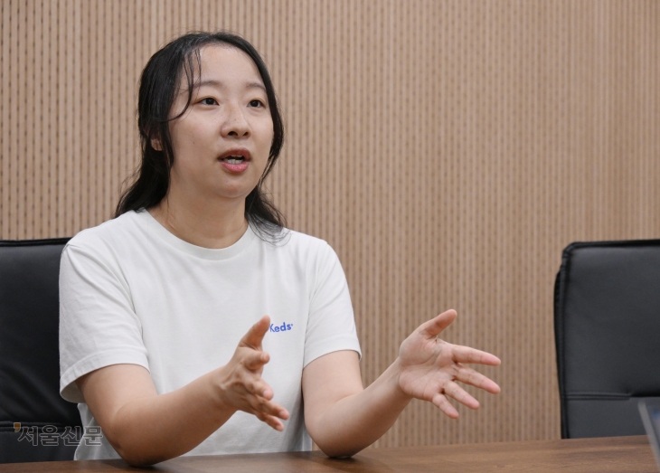 8일 고립·은둔 청년을 돕는 예비사회적기업인 ‘안무서운회사’의 창립멤버 김초롱(32)씨가 서울 중구 프레스센터에서 새 정부에게 바라는 정책을 설명하고 있다. 안주영 전문기자