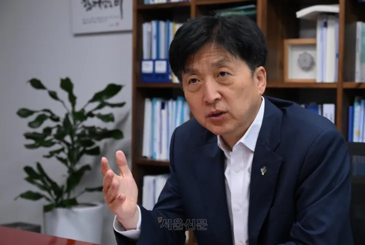 더불어민주당 대한민국 주식시장 활성화 태스크포스(TF) 단장을 맡은 오기형 의원이 9일 서울 여의도 국회 의원회관에서 서울신문과 인터뷰를 갖고 ‘코스피 5000 시대’도 실현 가능하다며 구체적인 로드맵을 설명하고 있다. 안주영 전문기자 더불어민주당 대한민국 주식시장 활성화 태스크포스(TF) 단장을 맡은 오기형 의원이 9일 서울 여의도 국회 의원회관에서 서울신문과 인터뷰를 갖고 ‘코스피 5000 시대’도 실현 가능하다며 구체적인 로드맵을 설명하고 있다. 안주영 전문기자