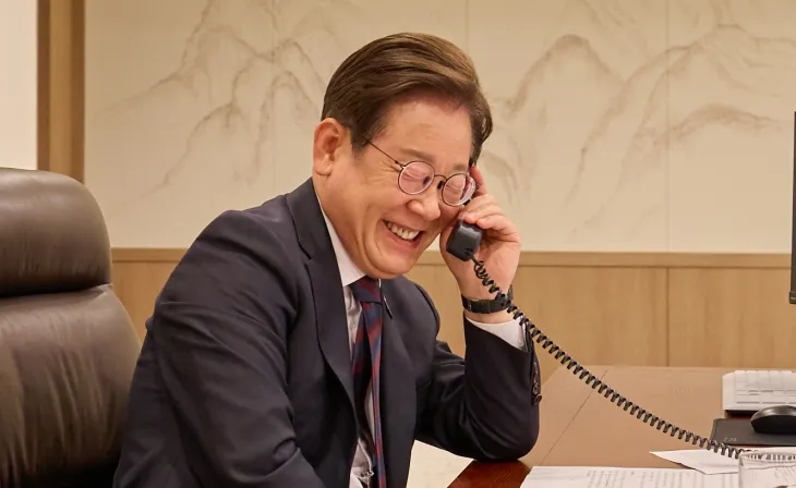 이재명 대통령이 10일 서울 용산 대통령실 청사 집무실에서 시진핑 중국 국가주석과 전화 통화를 하고 있다. 2025.6.10 대통령실 제공 이재명 대통령이 10일 서울 용산 대통령실 청사 집무실에서 시진핑 중국 국가주석과 전화 통화를 하고 있다. 2025.6.10 대통령실 제공
