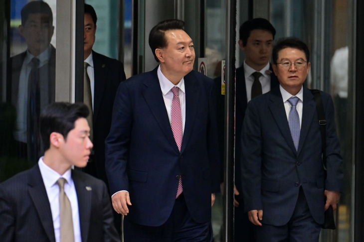 윤석열 전 대통령이 9일 서울 서초구 서울중앙지방법원에서 열린 내란 우두머리 혐의·직권남용 권리행사 방해 혐의 사건 6차 공판에 출석한 뒤 법정을 나서고 있다. 2025.6.9. 사진공동취재단