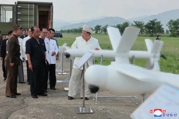 김정은 북한 국무위원장이 지난 24일 국방과학원 무인기연구소를 찾아 최근 개발한 무인기들의 타격시험을 현지지도했다고 조선중앙통신이 26일 보도했다. 2024.8.26 조선중앙통신 연합뉴스 김정은 북한 국무위원장이 지난 24일 국방과학원 무인기연구소를 찾아 최근 개발한 무인기들의 타격시험을 현지지도했다고 조선중앙통신이 26일 보도했다. 2024.8.26 조선중앙통신 연합뉴스