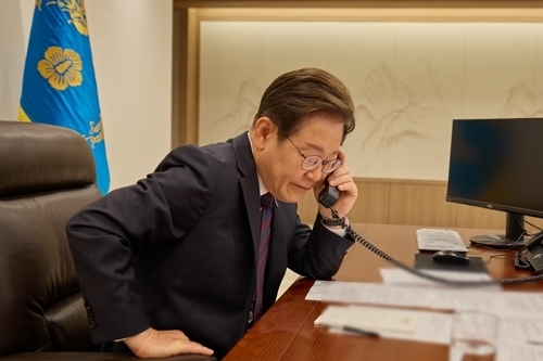이재명 대통령이 미국 일본 중국 정상들과의 통화에 이어 유럽국가 중에는 체코의 페트르 피알라 총리와 11일 첫 통화를 하고 양국간 협력을 확대해나가기로 했다. 사진은 지난 10일 시진핑 중국 국가주석과 통화하는 이 대통령. 연합뉴스