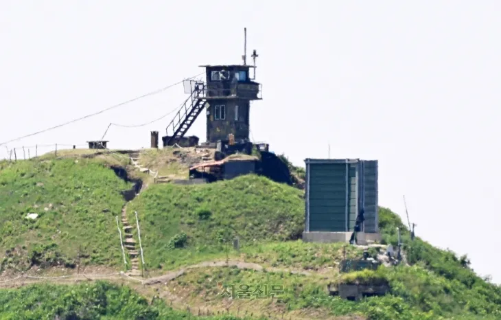 북한이 대남 오물 풍선 살포를 재개한 가운데 9일 경기도 파주시 탄현면 우리 군 초소 앞에 대북 확성기 가람막이 설치되어 있다. 2024.6.9. 도준석 전문기자 북한이 대남 오물 풍선 살포를 재개한 가운데 9일 경기도 파주시 탄현면 우리 군 초소 앞에 대북 확성기 가람막이 설치되어 있다. 2024.6.9. 도준석 전문기자