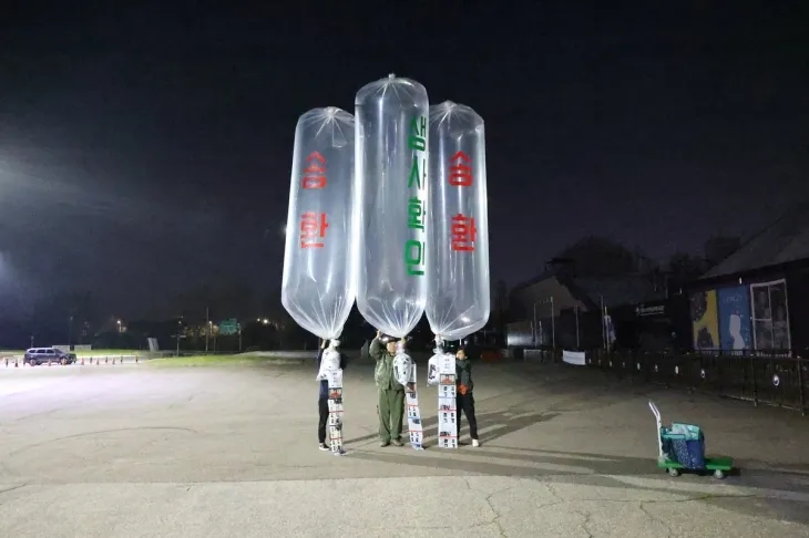대북전단 날리는 납북자가족모임. 연합뉴스 대북전단 날리는 납북자가족모임. 연합뉴스