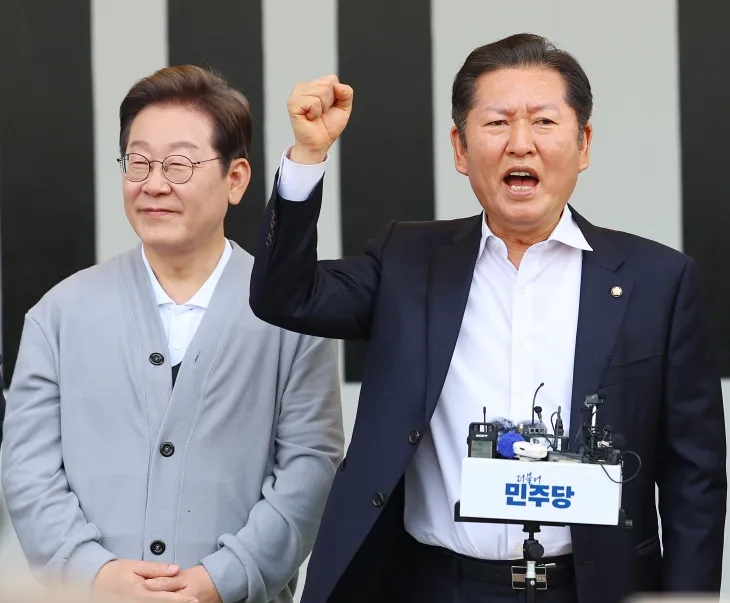 더불어민주당 정청래 의원이 지난달 11일 전남 해남군 해남읍 군민광장에서 열린 더불어민주당 이재명 대선 후보 골목골목 경청투어에서 이 후보 지지발언을 하고 있다. 2025.5.11. 연합뉴스 더불어민주당 정청래 의원이 지난달 11일 전남 해남군 해남읍 군민광장에서 열린 더불어민주당 이재명 대선 후보 골목골목 경청투어에서 이 후보 지지발언을 하고 있다. 2025.5.11. 연합뉴스