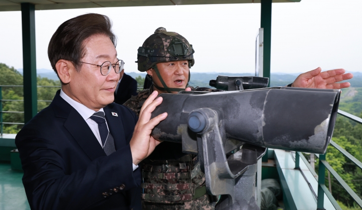 북측 보는 이재명 대통령