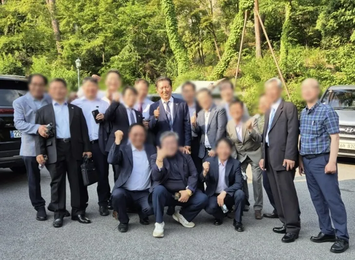 정청래 더불어민주당 의원이 ‘이재명 소년공의 그때 그시절 친구들’이라며 공개한 사진. 페이스북 캡처 정청래 더불어민주당 의원이 ‘이재명 소년공의 그때 그시절 친구들’이라며 공개한 사진. 페이스북 캡처