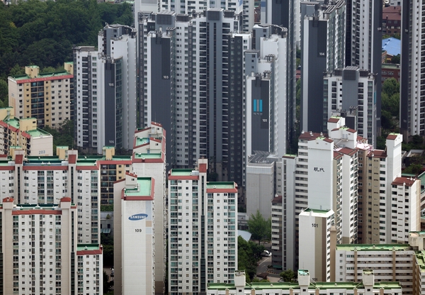 서울 강남3구에서 시작된 신고가 거래가 서울 곳곳으로 번지면서 6월 둘째주 서울 아파트 매매가가 40주만에 가장 크게 올랐다. 사진은 서울 송파구 아파트 전경. 연합뉴스
