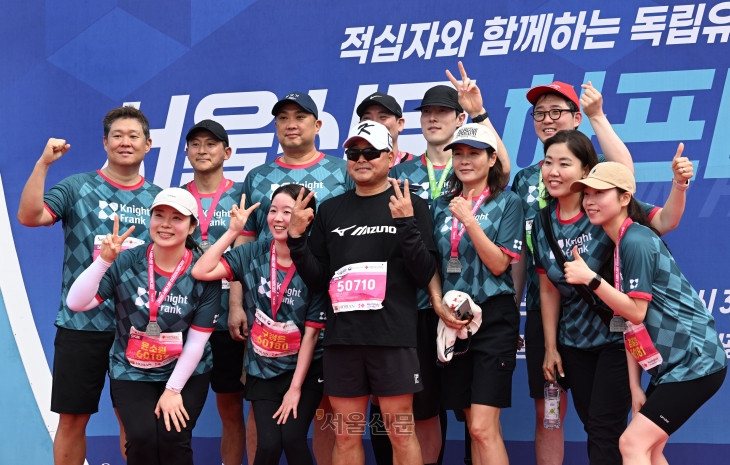 17일 오전 서울 마포구 상암 평화의공원 평화광장에서 열린 2025서울신문하프마라톤대회에서 참가자들이 이봉주 선수와 기념촬영을 하고 있다. 2025.5.17. 도준석 전문기자