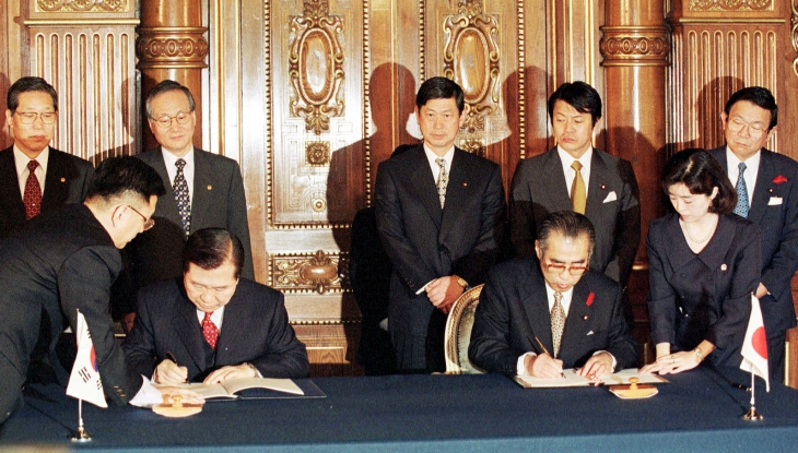 1998년 10월 8일 당시 김대중(왼쪽) 대통령과 오부치 게이조 일본 총리가 일본 도쿄 영빈관에서 ‘21세기 새로운 한일 파트너십 공동선언’에 서명하고있다. ‘김대중·오부치 공동선언’으로 불리는 이 선언은 일본 정부가 처음으로 ‘사죄’의 뜻을 공식 표명한 문서로, 양국이 과거를 직시하고 미래지향적인 협력으로 나아갈 전기를 마련했다는 평가를 받는다. 1965년 한일국교정상화 당시 기본조약에는 과거사에 대한 일본의 반성과 사과를 담지 못했다. 서울신문 DB