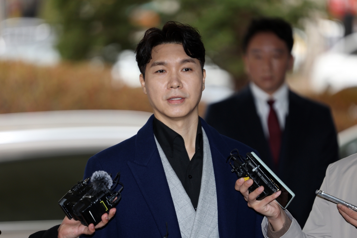 방송인 박수홍이 서울서부지방법원에서 횡령 혐의로 구속기소 된 친형의 속행공판에 증인으로 출석하며 입장을 발표하고 있다. 연합뉴스