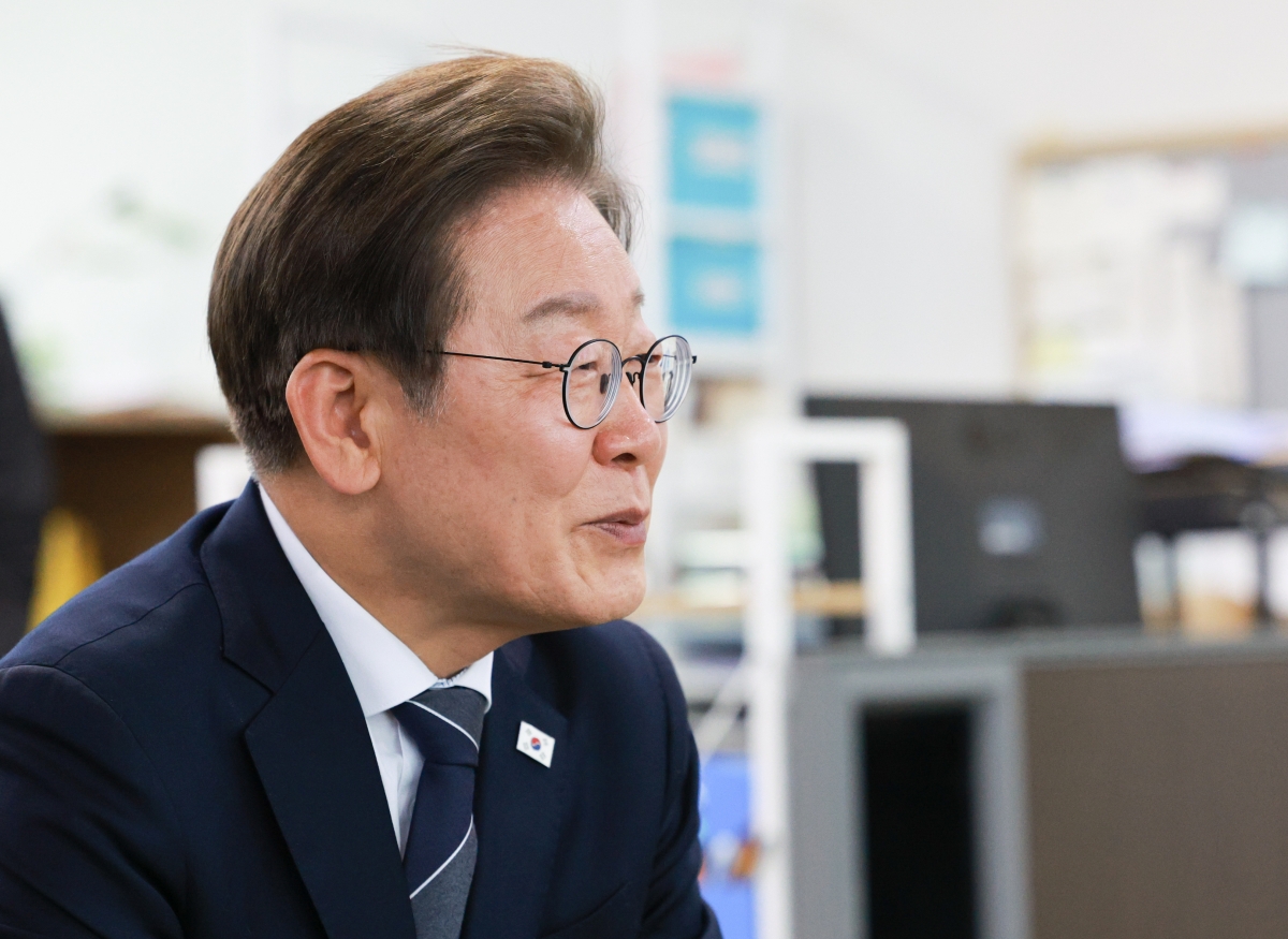 이재명 대통령이 13일 경기 파주시 장단면 행정복지센터에서 접경지 주민 간담회를 하고 있다. 2025.6.13 대통령통신사진기자단