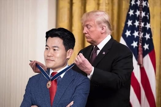 도널드 트럼프 미국 대통령이 전 한국사 강사 전한길씨에게 ‘대통령 자유훈장’을 수여하는 모습을 담은 합성 사진. 자료 : 페이스북