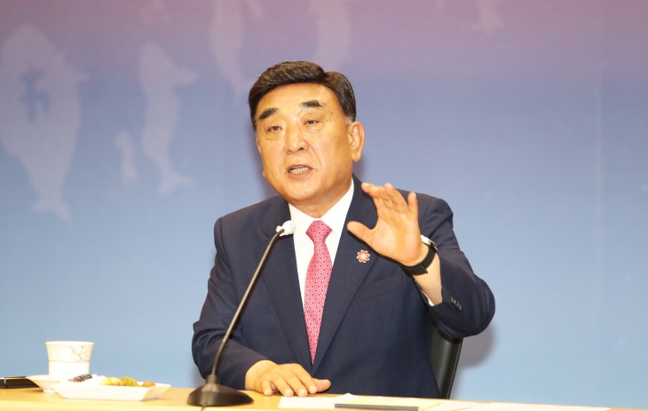 김두겸 울산시장이 16일 시청 프레스센터에서 기자회견을 열고 국내 최대 규모의 AI 전용 데이터센터 유치 배경을 설명하고 있다. 울산시 제공