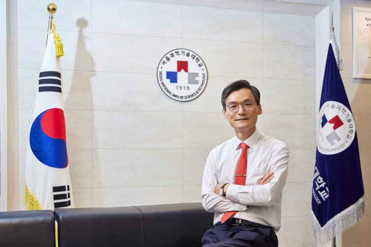 김동환 서울과학기술대 총장은 “의대 광풍으로 인한 이공계 기피 현상과 첨단 분야 전문 인력 유출로 과학기술 인재 확보에 비상이 걸렀다”고 지적했다. 그는 대안으로 외국 유학생을 석·박사 과정까지 잘 교육해 한국 중소·중견기업에 취업시키면 인재 유출의 빈자리를 메우고 인구절벽으로 인한 노동력 감소 문제도 해결할 수 있다고 했다. 서울과기대 제공