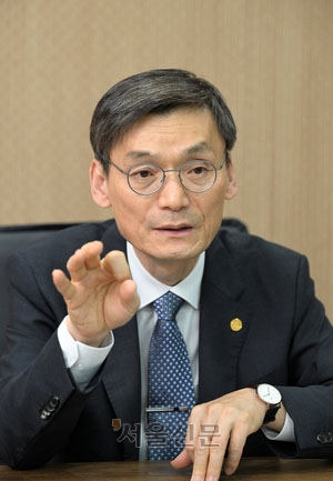 로봇 공학자 출신의 김동환 서울과학기술대 총장은 “우리나라 과학기술 발전의 최대 걸림돌은 혁신적이고 과감한 기술 개발을 가로막는 각종 규제”라며 “과도한 규제로 AI기술 발전의 관건인 각종 데이터 수집도 제대로 하지 못하면 외국 데이터 기반 기술에 종속될 수 밖에 없다”고 말했다. 도준석 전문기자