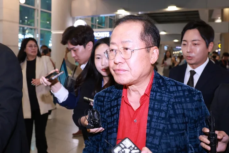 인터뷰 마치고 이동하는 홍준표 전 대구시장 인터뷰 마치고 이동하는 홍준표 전 대구시장