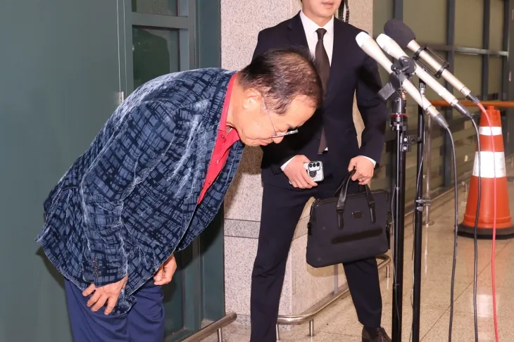 귀국해서 인사하는 홍준표 귀국해서 인사하는 홍준표