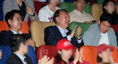 윤석열 전 대통령이 21일 서울 메가박스 동대문에서 영화 ‘부정선거, 신의 작품인가’ 관람을 마친 뒤 박수를 치고 있다. 왼쪽부터 이영돈 PD, 윤 전 대통령, 전한길 전 한국사 강사. 2025.5.21 연합뉴스 윤석열 전 대통령이 21일 서울 메가박스 동대문에서 영화 ‘부정선거, 신의 작품인가’ 관람을 마친 뒤 박수를 치고 있다. 왼쪽부터 이영돈 PD, 윤 전 대통령, 전한길 전 한국사 강사. 2025.5.21 연합뉴스