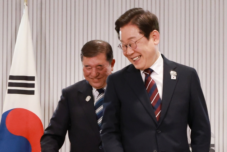 이재명 대통령이 17일(현지시간) 캐나다 앨버타주 캐내내스키스 주요 7개국(G7) 정상회의장에서 열린 한일 정상회담에서 이시바 시게루 일본 총리와 자리를 바꾸며 밝게 웃고 있다. 2025.6.18 연합뉴스