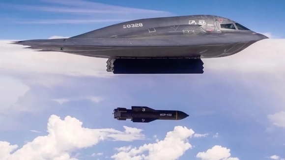 미국의 전략자산인 B-2 스피릿 스텔스 전략폭격기가 초대형 벙커버스터 GBU-57을 투하하고 있다. 미 공군 자료