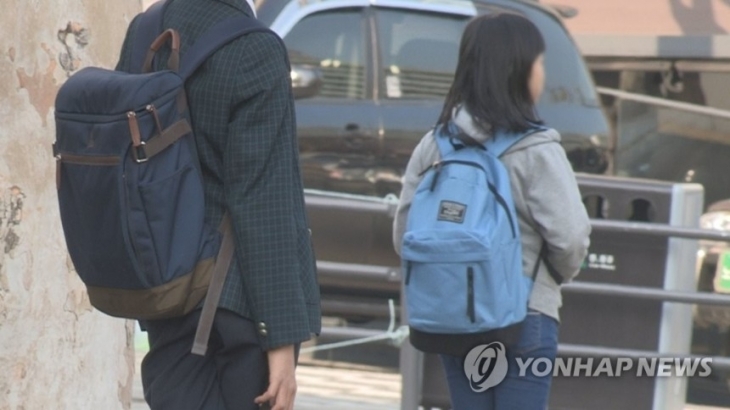 대치동 학원가에 있는 학생. 연합뉴스 자료사진