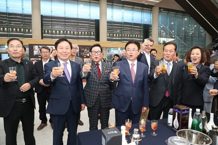 이철우(왼쪽 네 번째) 경북지사와 권기창(두 번째) 안동시장 등이 ‘경북 전통주 문화대축전’에서 건배 구호를 외치고 있다. 안동시 제공