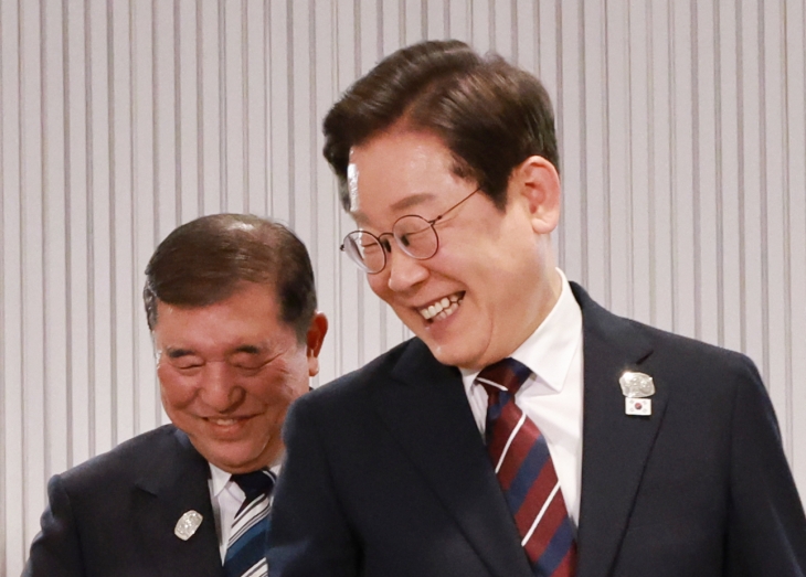 이재명 대통령이 17일(현지시간) 캐나다 앨버타주 캐내내스키스 주요 7개국(G7) 정상회의장에서 열린 한일 정상회담에서 이시바 시게루 일본 총리와 자리를 바꾸며 밝게 웃고 있다. 2025.6.18 연합뉴스
