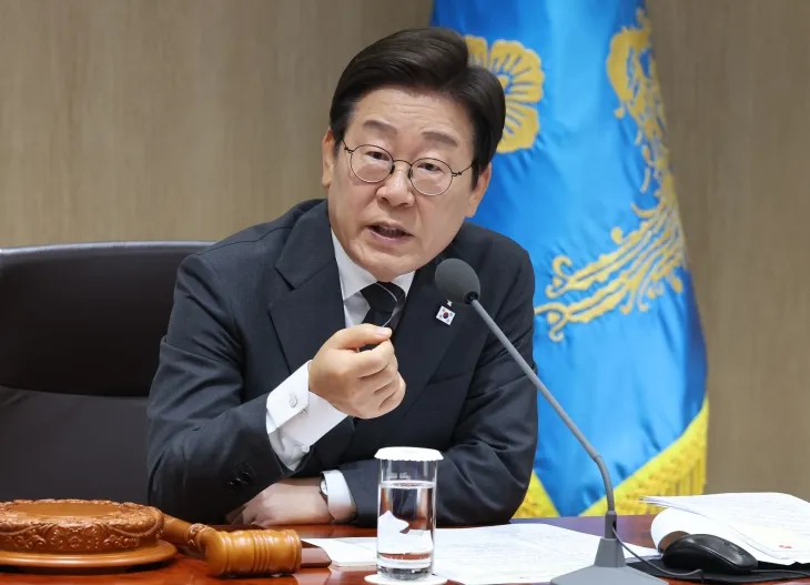 이재명 대통령이 19일 서울 용산구 대통령실 청사에서 열린 국무회의에서 발언하고 있다. 2025.6.19 대통령실통신사진기자단 이재명 대통령이 19일 서울 용산구 대통령실 청사에서 열린 국무회의에서 발언하고 있다. 2025.6.19 대통령실통신사진기자단