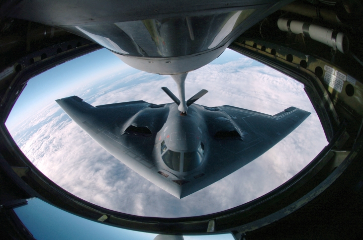 태평양 상공에서 KC-135 스트라토탱커와 함께 공중 급유 작전을 수행하는 B-2 스피릿 다목적 폭격기. AFP 연합뉴스