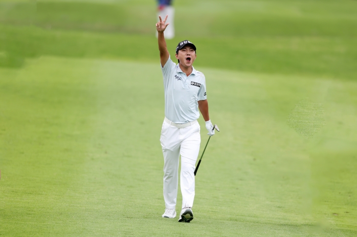 옥태훈이 22일 경남 양산의 에이원CC(파71)에서 열린 제68회 KPGA 선수권대회(총상금 16억원) 대회 마지막 날 4라운드에서 3번 홀에서 이글을 기록한 뒤 손가락으로 셋을 가리키며 환호하고 있다. KPGA 제공