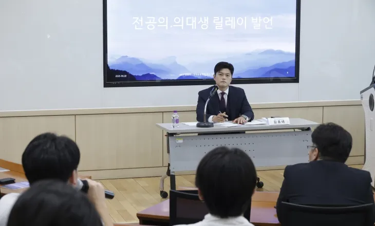 김용태 국민의힘 비상대책위워장이 22일 서울 고려대학교에서 전공의, 의대생들과 의료대란 관련 대담을 하고 있다. 국민의힘 제공·뉴시스 김용태 국민의힘 비상대책위워장이 22일 서울 고려대학교에서 전공의, 의대생들과 의료대란 관련 대담을 하고 있다. 국민의힘 제공·뉴시스