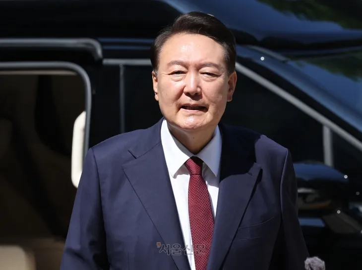윤석열 전 대통령이 23일 오전 서울 서초구 서울중앙지방법원에서 내란 우두머리 혐의 사건 8차 공판에 출석하고 있다. 2025.06.23 사진공동취재단 윤석열 전 대통령이 23일 오전 서울 서초구 서울중앙지방법원에서 내란 우두머리 혐의 사건 8차 공판에 출석하고 있다. 2025.06.23 사진공동취재단