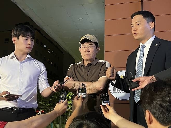 개그맨 이경규(65)씨가 24일 오후 11시 45분쯤 서울 강남경찰서에서 약물 운전 혐의와 관련한 조사를 마친 뒤 취재진 앞에 서고 있다. 2025.6.24 연합뉴스