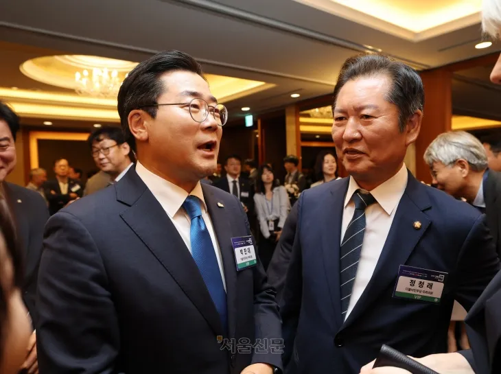 더불어민주당 당 대표에 출마한 박찬대 의원(왼쪽)과 정청래 의원이 25일 서울 중구 롯데호텔에서 열린 <2025 경향포럼>에 참석해 인사하고 있다. 2025.6.25 국회사진기자단 더불어민주당 당 대표에 출마한 박찬대 의원(왼쪽)과 정청래 의원이 25일 서울 중구 롯데호텔에서 열린 <2025 경향포럼>에 참석해 인사하고 있다. 2025.6.25 국회사진기자단