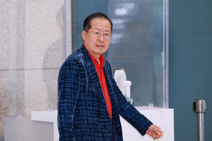 홍준표 전 대구시장이 지난달 17일 인천국제공항 제1여객터미널을 통해 귀국하고 있다. 홍 전 시장은 지난 4월 국민의힘 대선 후보 경선에서 패배한 뒤 탈당하고 미국 하와이에 머물렀다. 2025.6.17. 연합뉴스