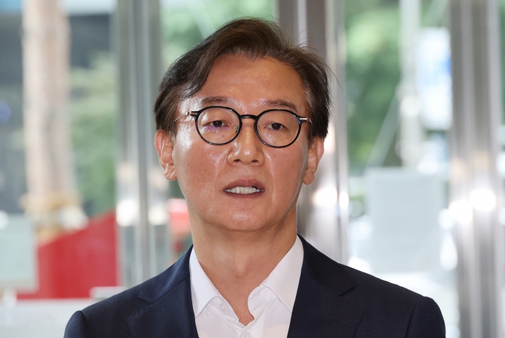 전재수 해양수산부 장관 후보자는 25일 인사 청문 준비 사무실에 출근하면서 “(수도권 중심) 일극 체제를 극복하고 북극항로를 선점하기 위해 해수부를 신속하게 부산으로 이전해야 한다”고 밝혔다.