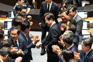 thumbnail - 박수 속 입장, 담담한 발언...이재명 대통령 첫 국회 시정연설
