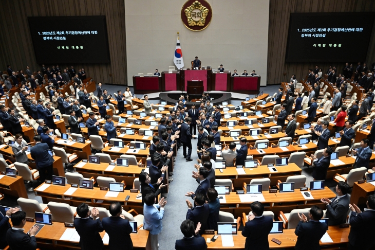 이재명 대통령이 26일 국회에서 열린 본회의에서 추가경정예산 시정연설을 하기 위해 입장하고 있다. 2025.6.26 홍윤기 기자