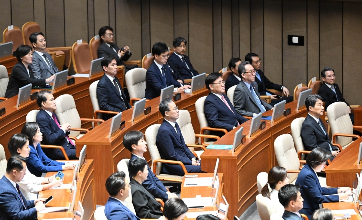 국무위원들이 26일 국회에서 열린 제426회국회(임시회) 제2차 본회의에 참석하고 있다. 2025.6.26 홍윤기 기자