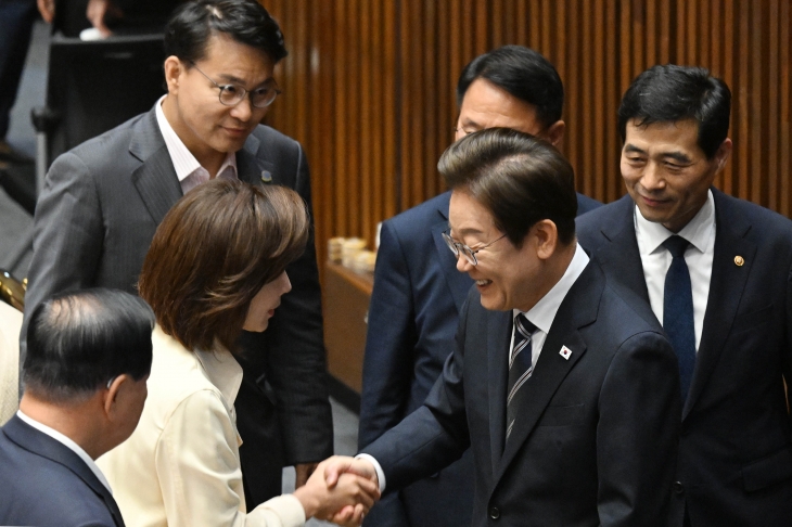 이재명 대통령이 26일 국회에서 열린 제426회국회(임시회) 제2차 본회의에서 2025년도 제2회 추가경정예산안에 대한 정부의 시정연설을 마친 뒤 나경원 국민의힘 의원과 인사하고 있다. 2025.6.26 홍윤기 기자