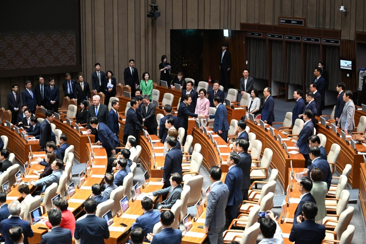 이재명 대통령이 26일 국회에서 열린 제426회국회(임시회) 제2차 본회의에서 2025년도 제2회 추가경정예산안에 대한 정부의 시정연설을 마친 뒤 국민의힘 의원들과 인사하고 있다. 2025.6.26 홍윤기 기자