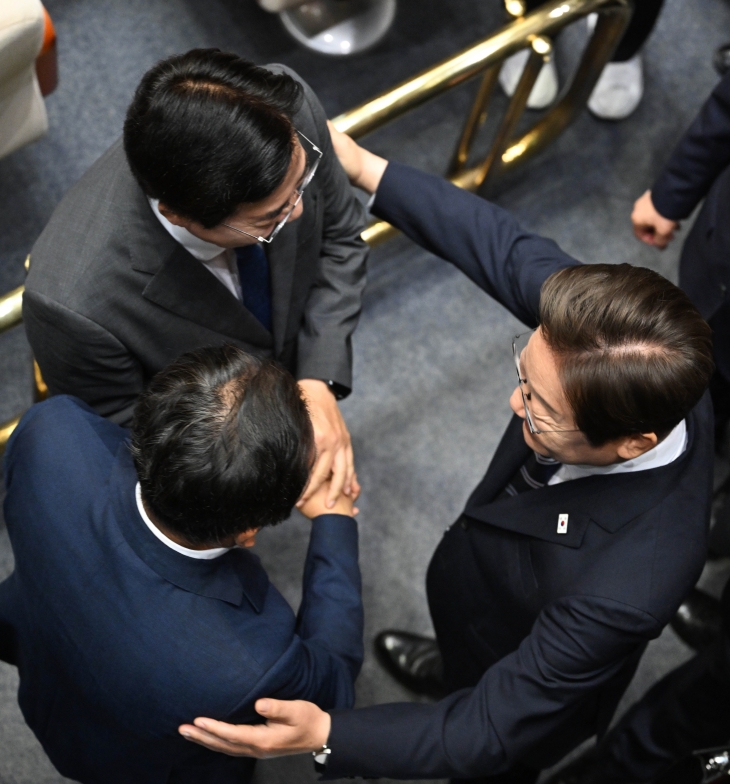 이재명 대통령이 26일 국회에서 열린 제426회국회(임시회) 제2차 본회의에서 2025년도 제2회 추가경정예산안에 대한 정부의 시정연설을 마친 후 박찬대 더불어민주당 전 원내대표와 정청래 전 법사위원장과 대화하고 있다. 2025.6.26 홍윤기 기자