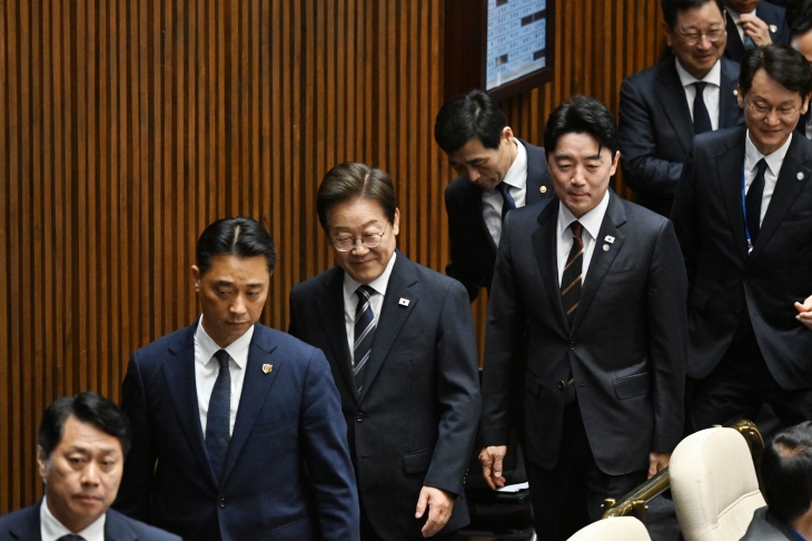 이재명 대통령이 26일 국회에서 열린 제426회국회(임시회) 제2차 본회의에서 2025년도 제2회 추가경정예산안에 대한 정부의 시정연설을 마친 후 퇴장하고 있다. 2025.6.26 홍윤기 기자