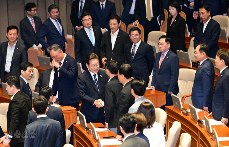 야당 의원들과 악수