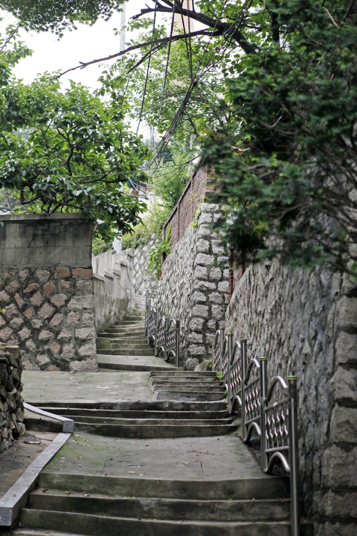 북악산과 인왕산 기슭에 기댄 부암동은 오래된 오르막 골목이 많아 옛 편지의 한 장면 속으로 걸어가는 듯하다.