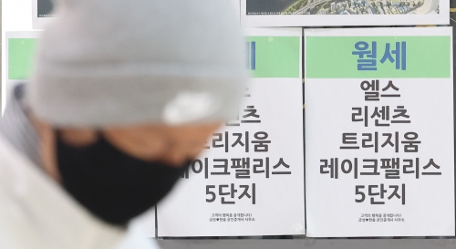 서울 시내 한 부동산업체에 붙은 월세 매물 안내문 모습. 2025.6.6 연합뉴스