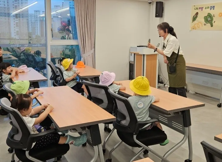 서울 중랑구민 최정선씨가 ‘어린이 텃밭교실’에서 수업을 진행하고 있다. 중랑구 제공 서울 중랑구민 최정선씨가 ‘어린이 텃밭교실’에서 수업을 진행하고 있다. 중랑구 제공