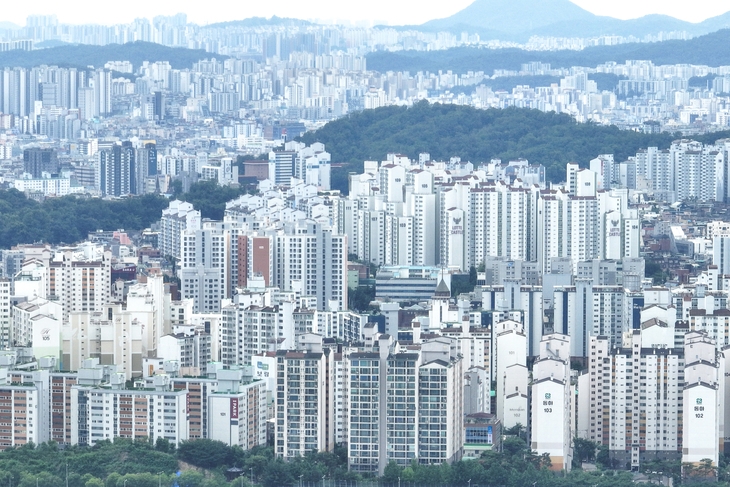 정부가 28일부터 주택담보대출은 6억원까지만 가능한 대출규제를 실행했다. 사진은 서울 시내 한 아파트 단지.